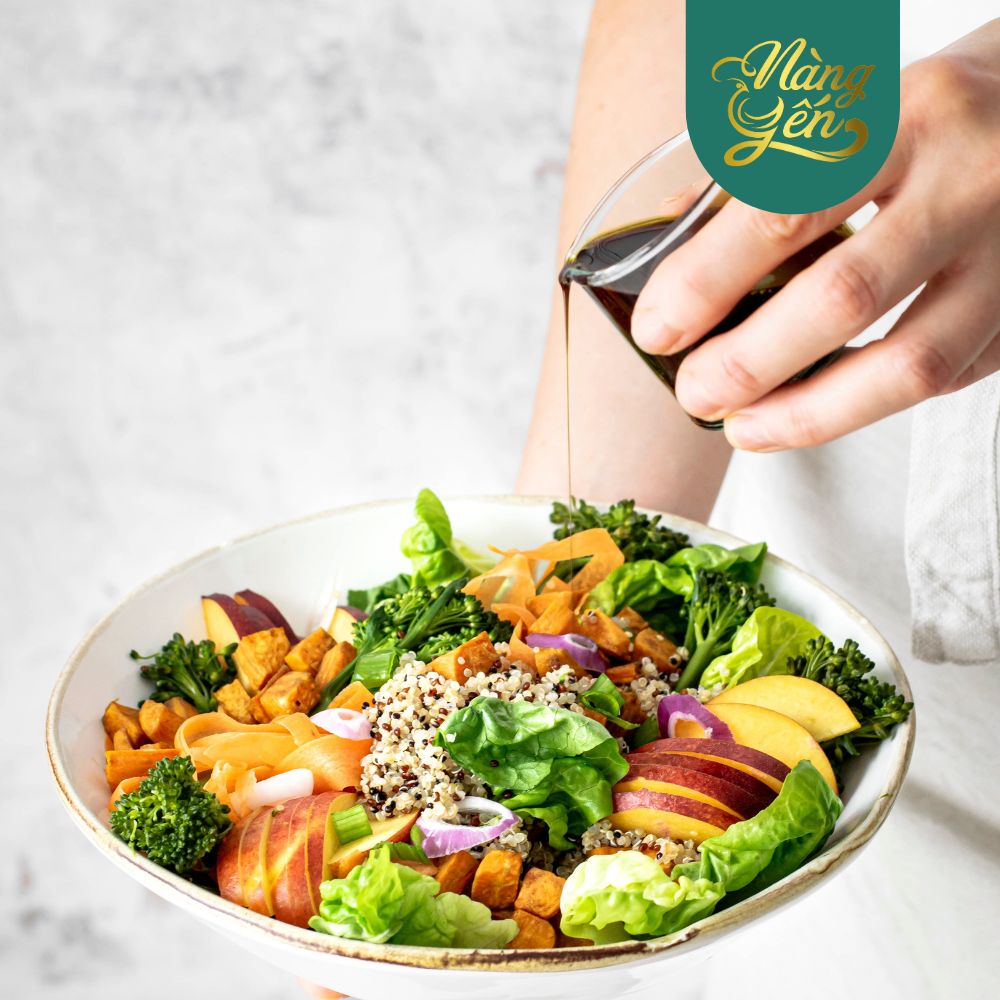 Tổ yến có thể được thêm vào salad để tạo ra một món ăn nhẹ nhàng nhưng giàu dưỡng chất.