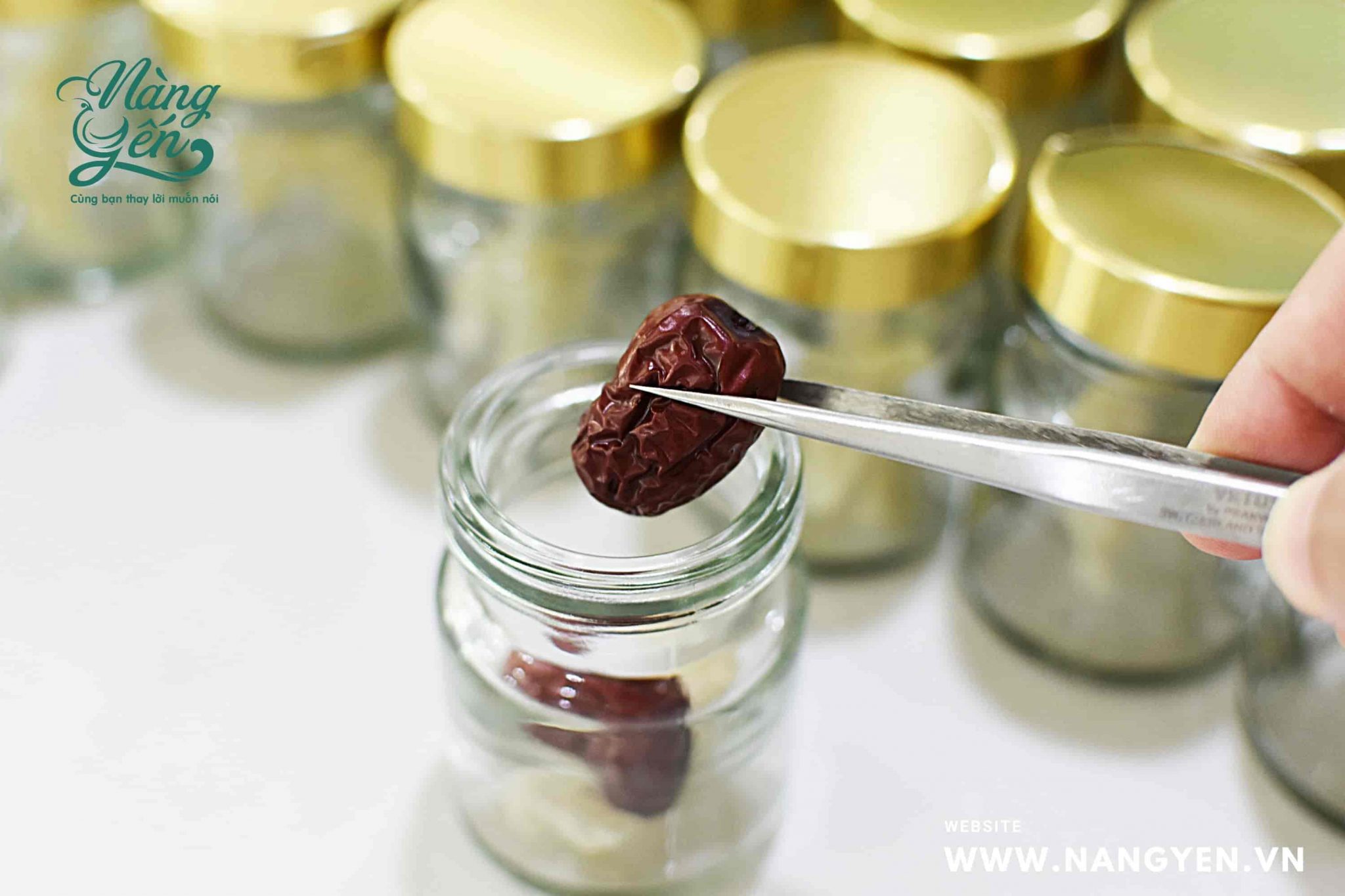 Thêm nguyên liệu táo đỏ vào yến hũ chưng cách thuỷ Nàng Yến Thêm nguyên liệu táo đỏ vào yến hũ chưng cách thuỷ Nàng Yến