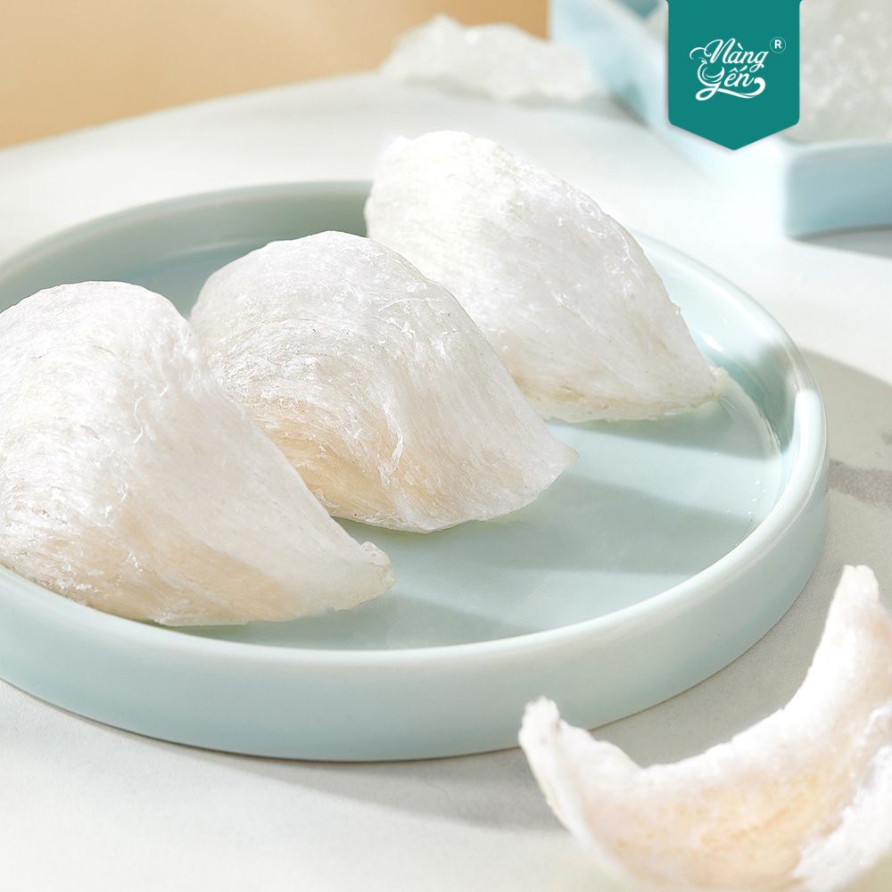 Yến sào có hàm lượng protein lên tới 45% - 55% cùng nhiều loại axit amin, nguyên tố vi lượng tốt cho sức khỏe, cung cấp nguồn năng lượng cần thiết cho các hoạt động của cơ thể - Bài viết: 5 Nhóm người cần chú ý - Cẩn trọng với yến sào