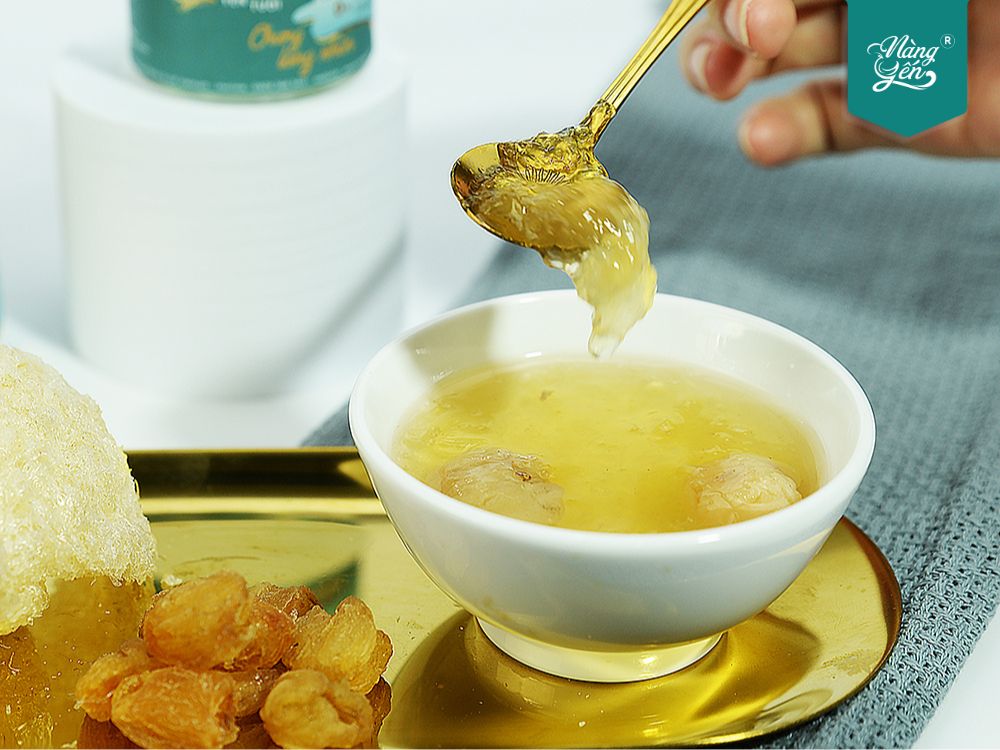 Yến tươi chưng long nhãn có tác dụng rất tốt trong việc chữa chứng rối loạn giấc ngủ, thiếu máu, suy nhược cơ thể.