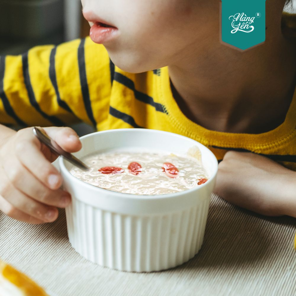 Tổ yến được tiêu thụ theo truyền thống để ngăn ngừa các bệnh về phổi và tăng cường hệ hô hấp.