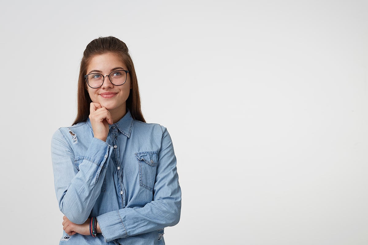Luôn mỉm cười, nói năng nhẹ nhàng, tao nhã, hay bắt chuyện với mọi người cũng sẽ giúp cho khoảng cách giữa bạn và mọi người được rút ngắn hơn.