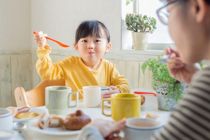 Nên cho bé ăn cách bữa chính 1 tiếng hoặc trước khi ngủ tầm 1 tiếng
