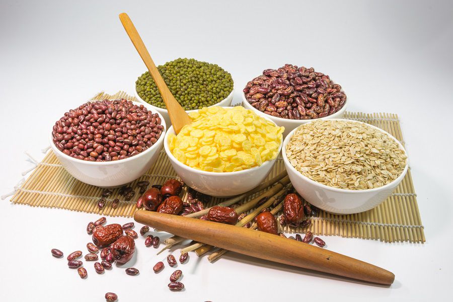 Ngũ cốc và các loại đậu hạt sẽ là nguồn dinh dưỡng tuyệt vời mà mẹ và bé không thể bỏ qua 3 tháng đầu nên ăn gì để vào con - Hình 7