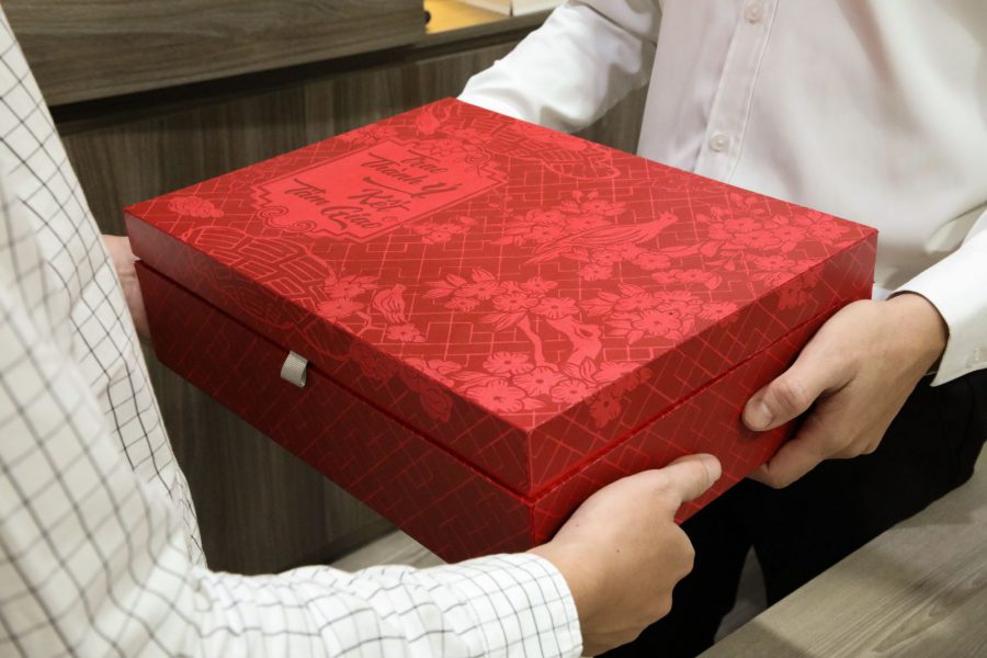 Tặng quà Tết là truyền thống của người Việt Nam