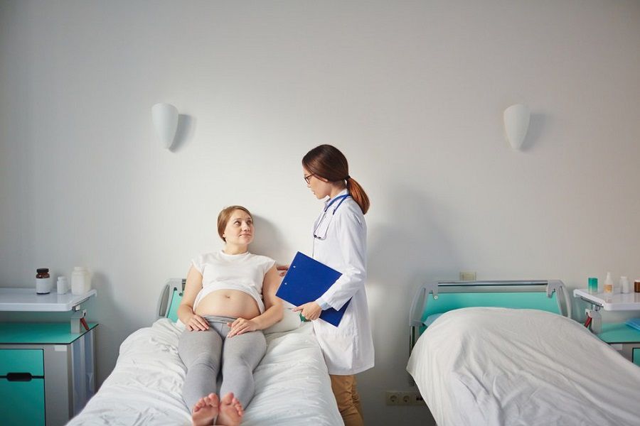 Cần chú ý đi khám thai định kỳ để tiện theo dõi sức khỏe của mẹ và bé
