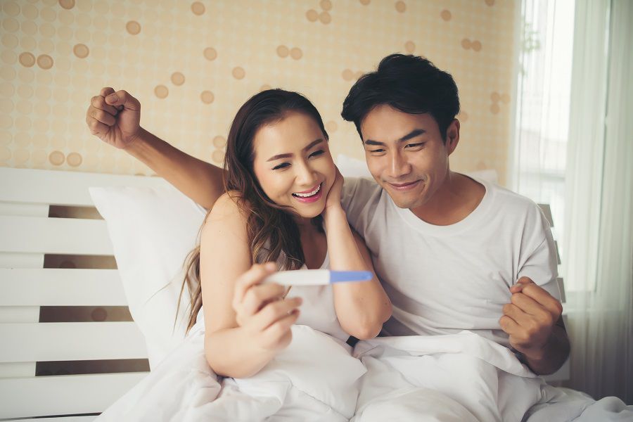 Khi biết tin vui mang thai, ba mẹ thường tìm cách để ăn uống bồi bổ ngay lập tức cho bé yêu của mình 3 tháng đầu nên ăn gì để vào con - Hình 1