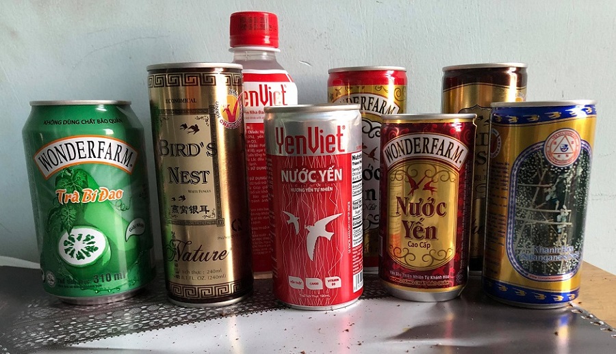 Nước yến công nghiệp được bày bán khắp nơi từ tiệm tạp hóa, chợ, siêu thị