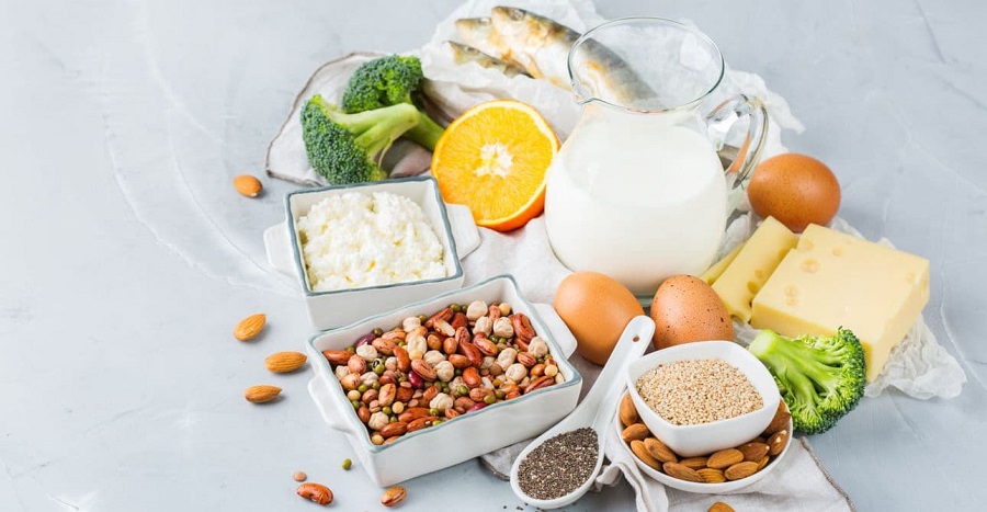 Mẹ nên uống sữa dùng dùng các chế phẩm từ sữa như phô mai, sữa chua,... 3 tháng đầu nên ăn gì để vào con - Hình 2