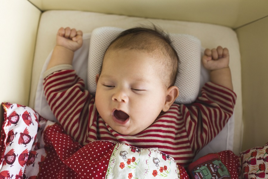 Bé 6 tháng tuổi vẫn nên dùng sữa mẹ là chính
