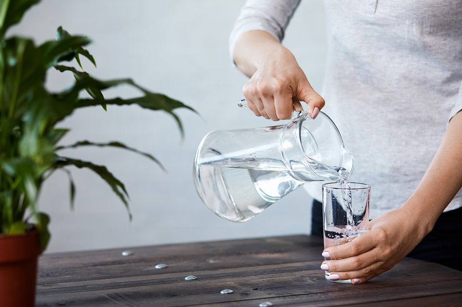 Mẹ nên uống đủ 2 lít nước mỗi ngày để giúp cơ thể khỏe mạnh và giúp bé phát triển tốt 3 tháng đầu nên ăn gì để vào con - Hình 8